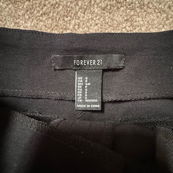 Short and top outfit, with black shorts and lace satin top - Picture 8 of 9